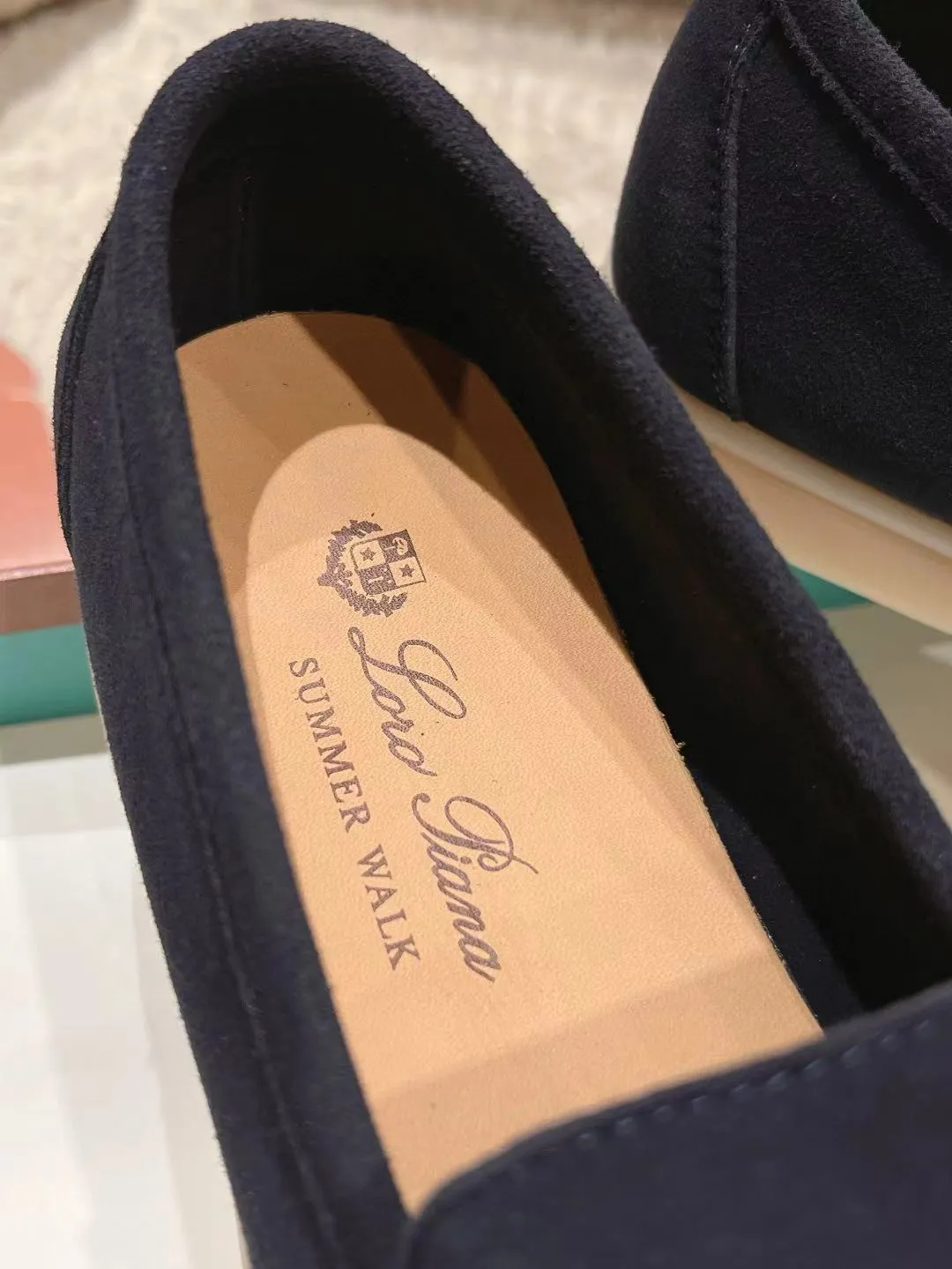 Factory price: 520💰4050 new color. Original purchase, 1⃣️: 1⃣️ folded and developed, Loro Piana professional model to try on feet, quality purchase level, flash sale of common products on the market, welcome to compare, original packaging. Fabric: Imported from Italy🐑High mercerized shearling, Lining: Hand-sewn mark thread in water-dyed cowhide imported from Italy🧵, high-end and elegant. Comfortable on the feet. Size: Women's 35-42 (41, 42) customized, non-returnable, men's 38-45 (46, 47, 48) customized, non-refundable. Fashionable boutiques that you can’t miss, a must-have item